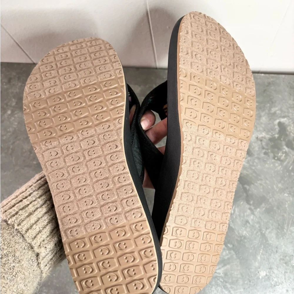 Sanuk Unisex Sling ST sandals in collaboration with the Pacific Pride Foundation